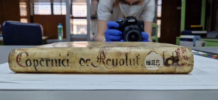 Projekt badań i konserwacji pierwszego wydania dzieła Kopernika w Manili, J. Czuczko